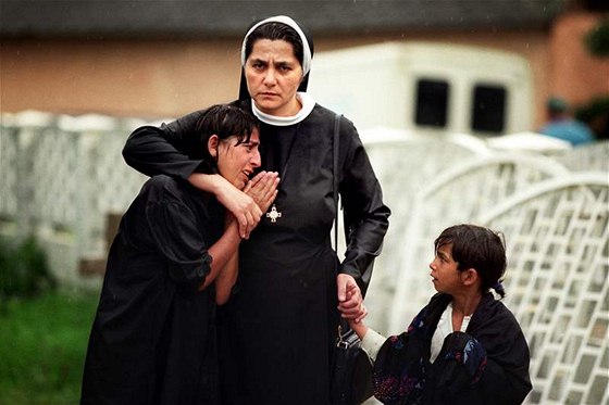 Snímek romské matky truchlící nad ztrátou svých dtí, které se utopily pi záplavách v Jarovnicích (Slovensko) se stal Fotografií roku 1998.