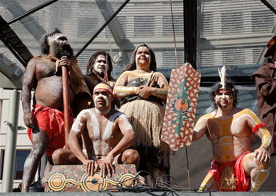 Skupina pvodních obyvatel Austrálie pi vystoupení v tradiních krojích. Ilustraní foto