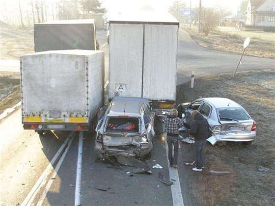 Sráka dvou nákladních a tí osobních vozidel v obci Losiná - (3. bezna 2010)