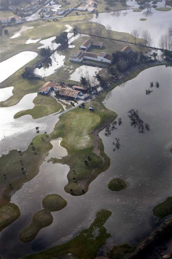 Golfové hit na francouzském ostrov Ile de Re, zaplavené po vtrné boui Xynthia.