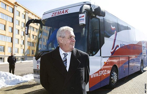 Milo Zeman u zase brázdí zemi Zemákem. Pedvolebním autobusem chce objet vechna vtí msta.