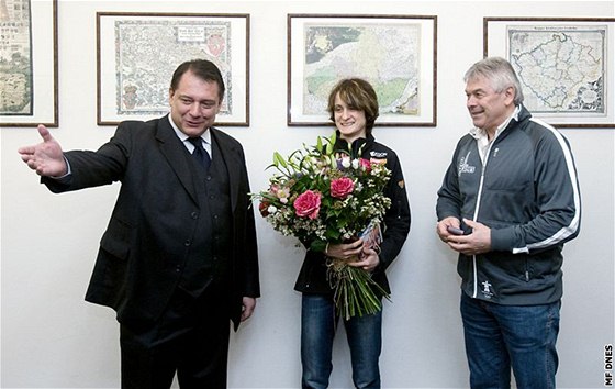 éf SSD Jií Paroubek pi setkání s rychlobruslakou Martinou Sáblíkovou a jejím trenérem Petrem Novákem (8. bezna 2010)