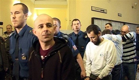 Gang kapsá u praského obvodního soudu.