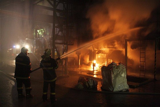 Hasii likvidují rozsáhlý poár v prmyslovém podniku v Otrokovicích (9. bezna 2010)
