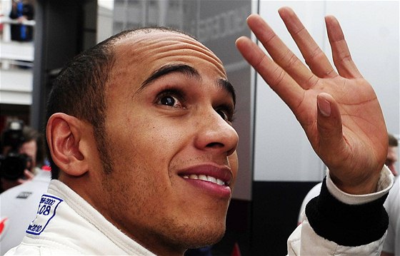 Lewis Hamilton byl po páteních trénincích velmi spokojen.