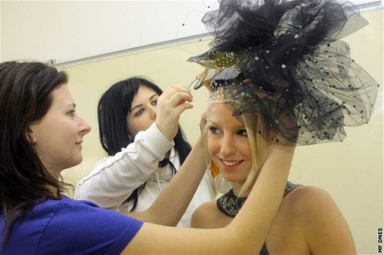 Michaela Zaibertová pedvádí model, který oblékne na finále eské Miss Christina Zidková 