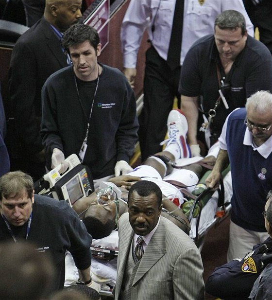 NA NOSÍTKÁCH. Rodney Stuckey, basketbalistu Detroitu Pistons, odnáejí na nosítkách. Pi zápase NBA zkolaboval.