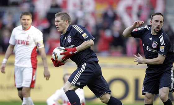 RYCHLE S MÍEM NA PLKU A ROZEHRÁT. Bastian Schweinsteiger z Bayernu Mnichov spchá po svém gólu ke stedovému kruhu. 