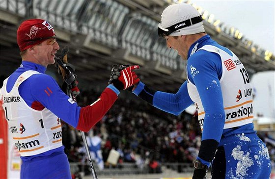 Luká Bauer (vlevo) a Maurice Manificat si blahopejí k úspchu ve skiatlonu v Lahti. 