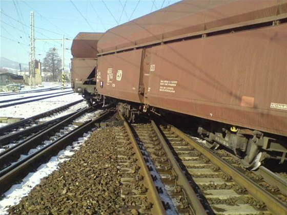 Vykolejený nákladní vlak v Lovosicích zpsobil na koridoru kodu 20 milion korun.