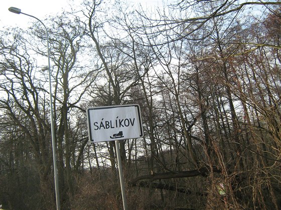 Velký Osek se pes noc z pondlí na úterý zmnil díky neznámému vtipálkovi na Sáblíkov