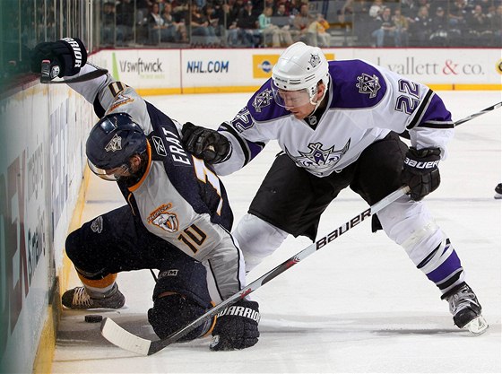 Martin Erat (vlevo) z Nashvillu v souboji s Jeffem Halpernem z Los Angeles.