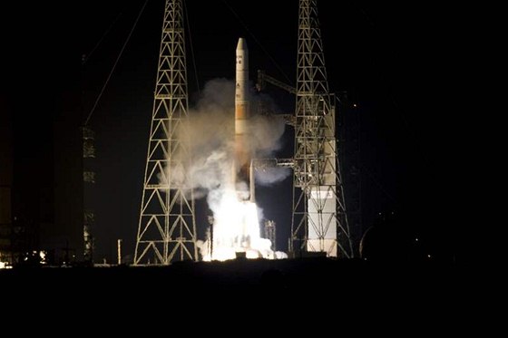 Raketoplán Delta IV vynáí meteorologickou druici na obnou dráhu