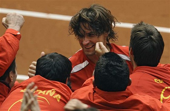 Tenisté panlska se radují z postupu do tvrtfinále Davis Cupu 2010. Uprosted autor postupového bodu David Ferrer