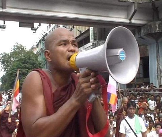 Snímek z filmu Barmský VJ