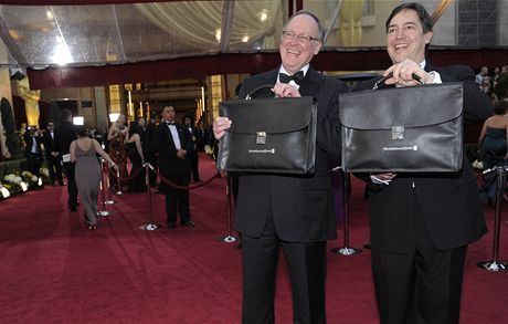 Oscar 2010 - Rick Rosas a Brad Oltmanns ze spolenosti PriceWaterhouseCoopers (PWC) jsou jedin, kdo znaj vsledky soute 