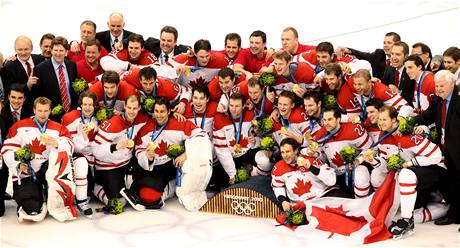Hokejov tm Kanady se zlatmi olympijskmi medailemi. (28. nora 2010)