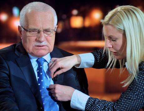 Prezident Vclav Klaus se pipravuje na vysln ve studiu televize Nova, kde vystoupil 2. bezna v poadu Rok s Vclavem Klausem.