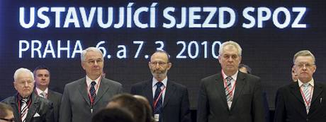 Expremir Milo Zeman (druh zprava) na zakldajcm sjezdu Strany prv oban - zemanovci (SPOZ) 