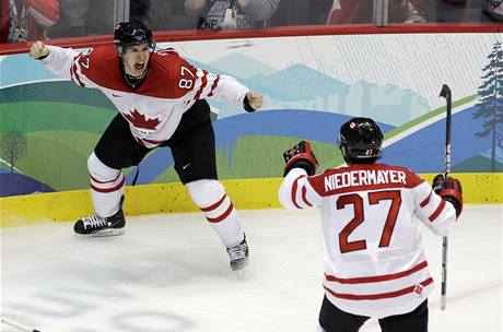 GLADITOI NA LED. Sidney Crosby (vlevo) prv vstelil vtzn gl Kanady v prodlouen olympijskho turnaje a raduje se spolu se Scottem Niedermayerem. 