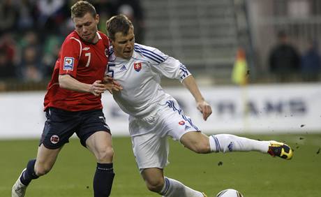 Slovensk fotbalista Radoslav Zabavnk (vpravo) v souboji s norskm Bjrn Helge Riisem 