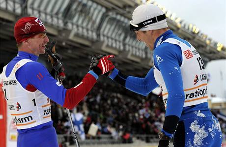 Luk Bauer (vlevo) a Maurice Manificat si blahopej k spchu ve skiatlonu v Lahti. 