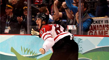 Kanadsk hokejista Sidney Crosby se raduje - vstelil vtzn gl ve finle olympijskho turnaje.