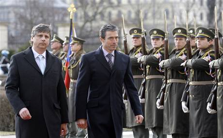 Generln tajemnk NATO Rasmussen pijel do R apelovat na poslen mise v Afghnistnu