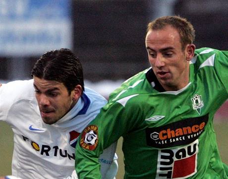 Fotbalista Banku Ostrava Rbert Zeher (vlevo) v souboji s Tomem Jablonskm z Jablonce