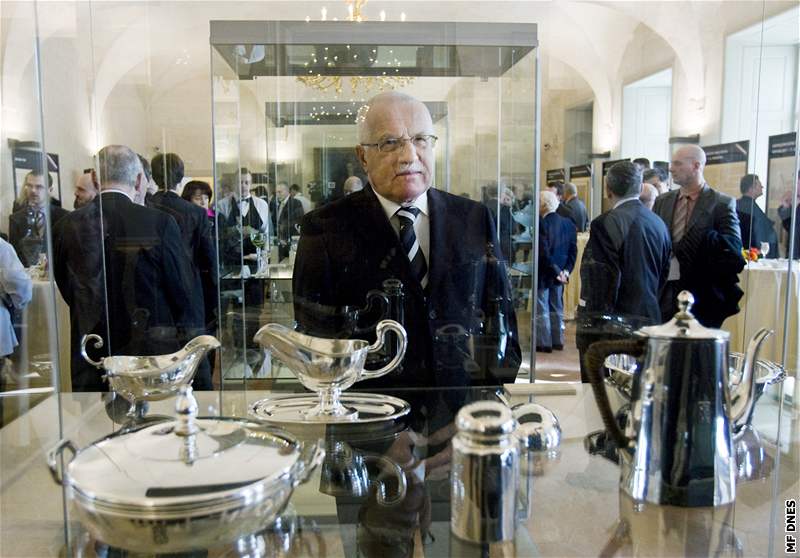 Prezident Václav Klaus zahájil výstavu ke 160. výroí narození prvního eskoslovenského prezidenta T. G. Masaryka nazvanou ivot TGM na Hrad - vední i svátení. (2. bezna 2010)