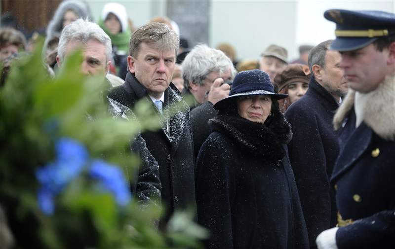 Manelka prezidenta Livia Klausová a pedseda Poslanecké snmovny Miloslav Vlek se 6. bezna zúastnili pietního aktu poloení vnc ke hrobu T. G. Masaryka v Lánech pi píleitosti 160. výroí jeho narození.