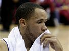 Tayshaun Prince z Detroitu Pistons po kolapsu jeho spoluhre Rodneyho Stuckeyho