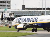 Letadlo společnosti Ryanair na letišti v Manchesteru. Ilustrační foto Letadlo společnosti Ryanair na letišti v Manchesteru. Ilustrační foto