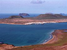 Pohled ztes El Risco na pl Playa del Risco a ostrov Isla Graciosa