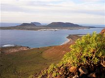 Pohled ztes El Risco na pl Playa del Risco a ostrov Isla Graciosa