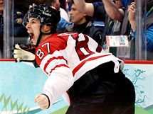 Kanaan Sidney Crosby se raduje z vtznho glu v hokejovm finle s USA. (28. nora 2010)