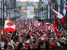 Oslavy zlat olympijsk medaile hokejist Kanady v centru Vancouveru. (28. nora 2010)