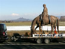 Pevoz jezdeck sochy TGM ze slvrny v Horn Kaln do Ln. (4. bezna 2010)