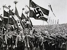 Mlad Nmci, takzvan Hitlerjugend, hajluj nacistickm vlajkm. (1933)