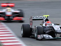 Lewis Hamilton c McLarenem pi testech v Barcelon (vzadu) pronsleduje Michaela Schumachera s Mercedesem.