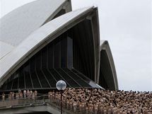Dobrovolnci pzovali naz ped slavnou budovou Opery v Sydney