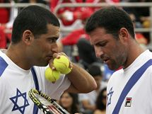 Andy Ram (vlevo) a Jonathan Erlich v duelu tenisovho Davis Cupu proti Chile