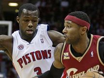 Rodney Stuckey (vlevo) z Detroitu brn Mo Williamse z Clevelandu