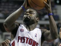 Will Bynum z Detroitu to, vlevo Aaron Brooks z Houstonu