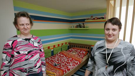 Nové samostatné bydlení pro zdravotn postiené v Zámeku Stelice. Na snímku Romana vandová a Andrea Pikotová.