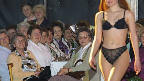 Blansko, oslava MD; souástí programu byla modní pehlídka spodního prádla, rok 2003
