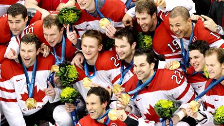 Hokejový tým Kanady se zlatými olympijskými medailemi. (28. února 2010)