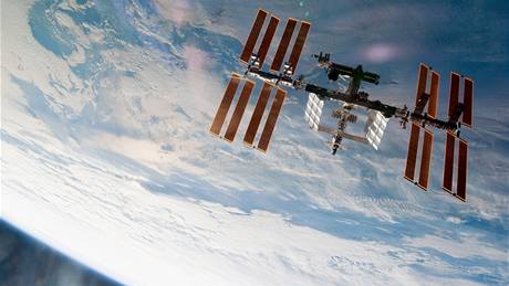 Mezinárodní vesmírná stanice (ISS) nad Zemí. Ilustrační foto Mezinárodní vesmírná stanice (ISS) nad Zemí. Ilustrační foto