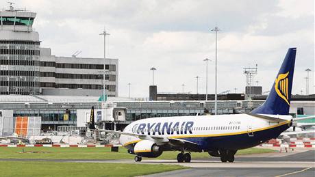 Letadlo spolenosti Ryanair na letiti v Manchesteru. Ilustraní foto