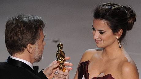 Penelope Cruz pedává Oscara Christophu Waltzovi za roli v Hanebných panchartech